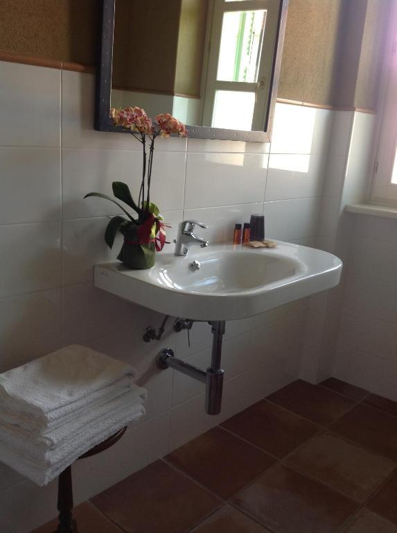 Locanda San Lorenzo Roddino Екстер'єр фото